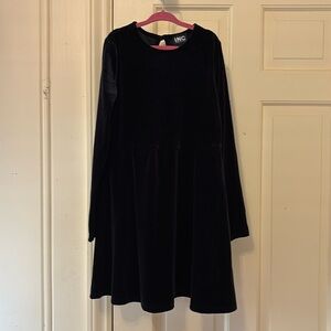 Size 7-8 Macys INC Girls black velvet dress with button closure